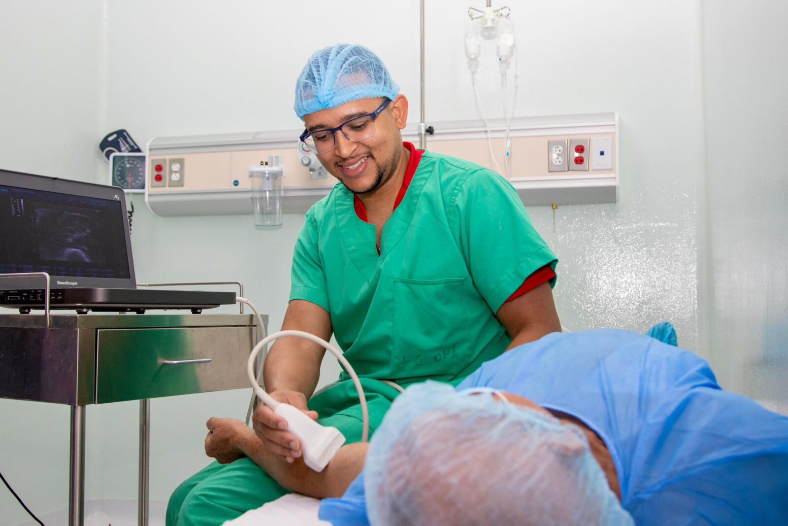 Realizaron jornada para evaluación y construcción de Fístulas Arteriovenosas y Catéteres Permanentes a pacientes del Hospital Padre Billini.